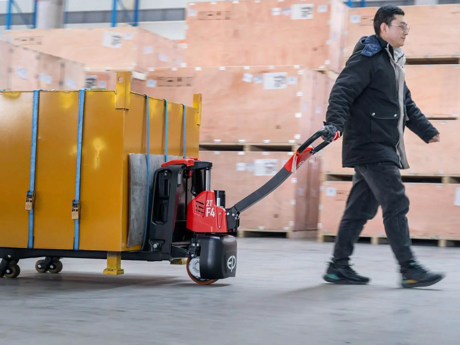 EP F4-201 Electric Pallet Truck Action-3