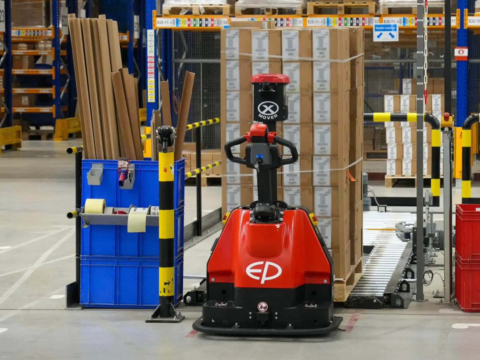 XP15-automatic-pallet-truck-putting-items-on-roller