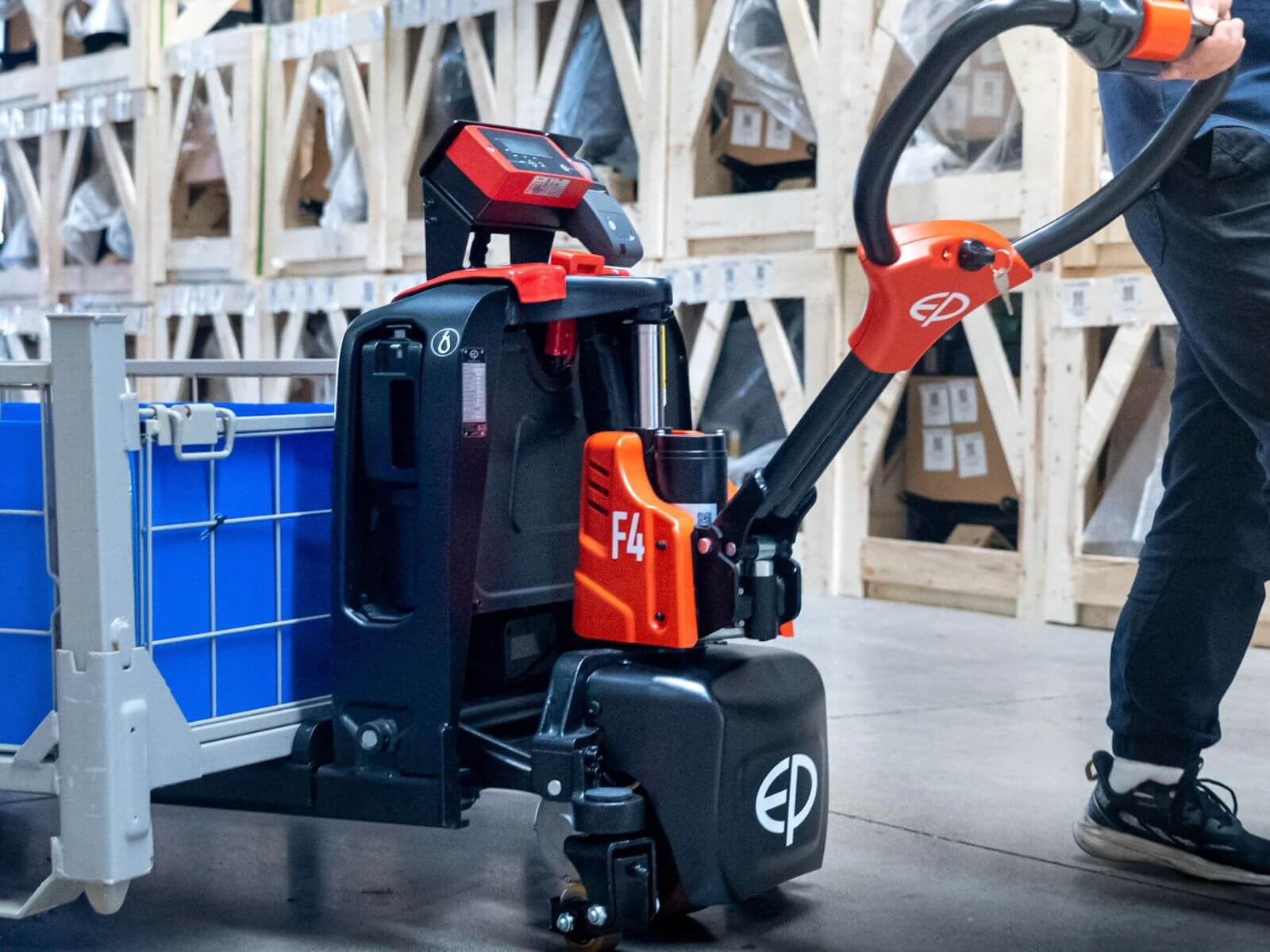 EP F4 Electric Pallet Truck with scale Action-2