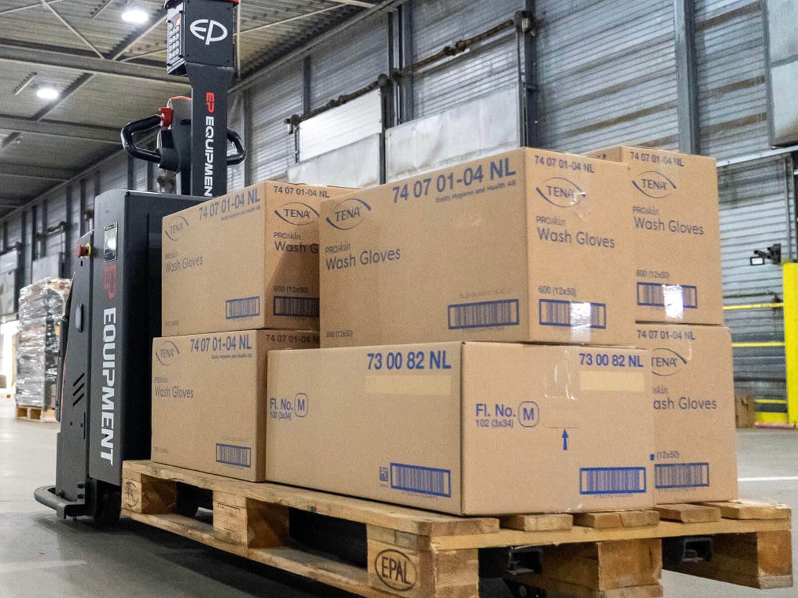 EXP20-automatic-pallet-truck-moving-gloves